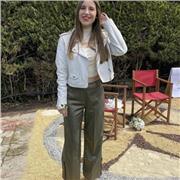 Estudiante de Integración social imparte clases a niños y niñas de todas las edades